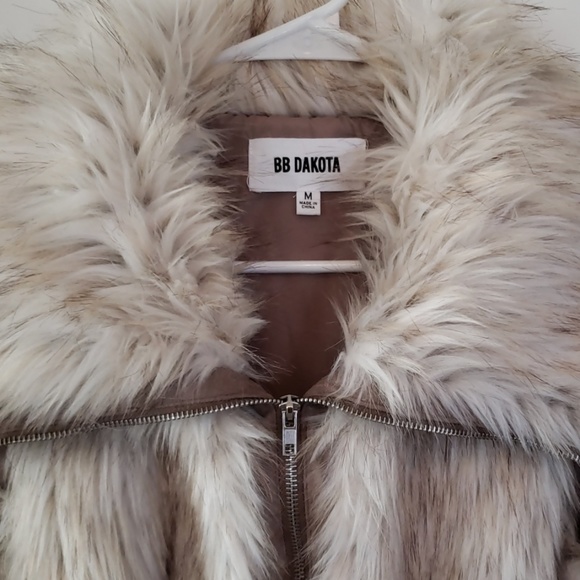 BB Dakota faux fur vest. Worn once! - Picture 2 of 6